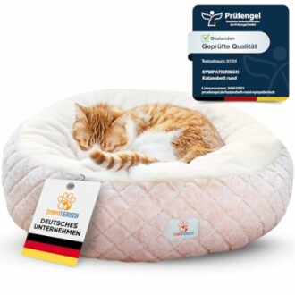 Schlafende Katze in einem runden Katzenbett